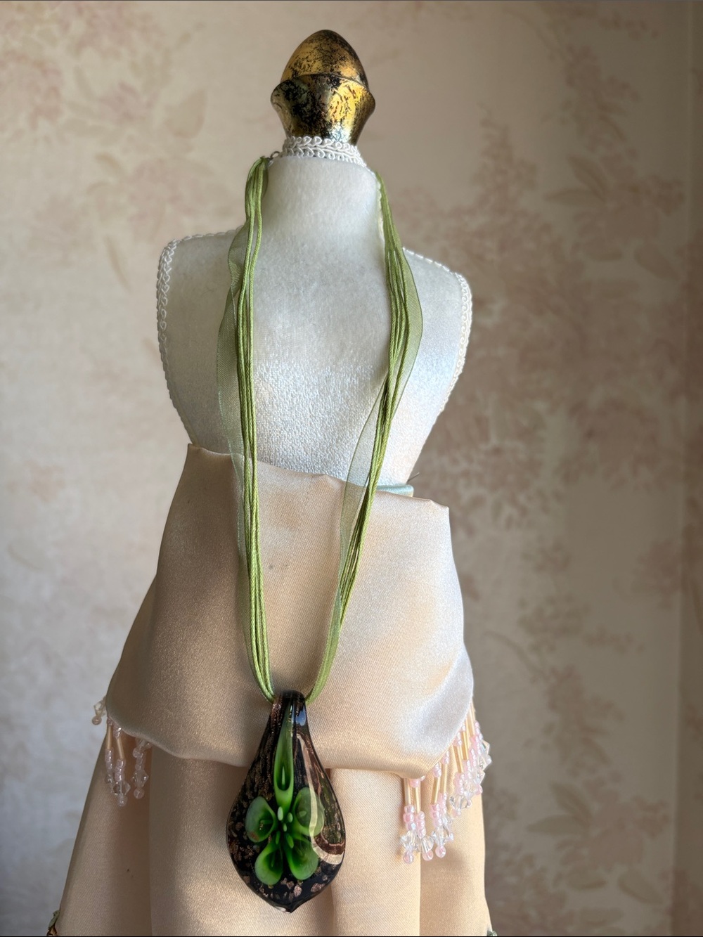 Green Floral Glass Pendant Necklace - Women's Fashion Accessory